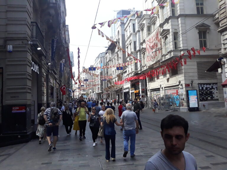 Taksim backstreets – Dreaming in Russian, talking in Turkish
